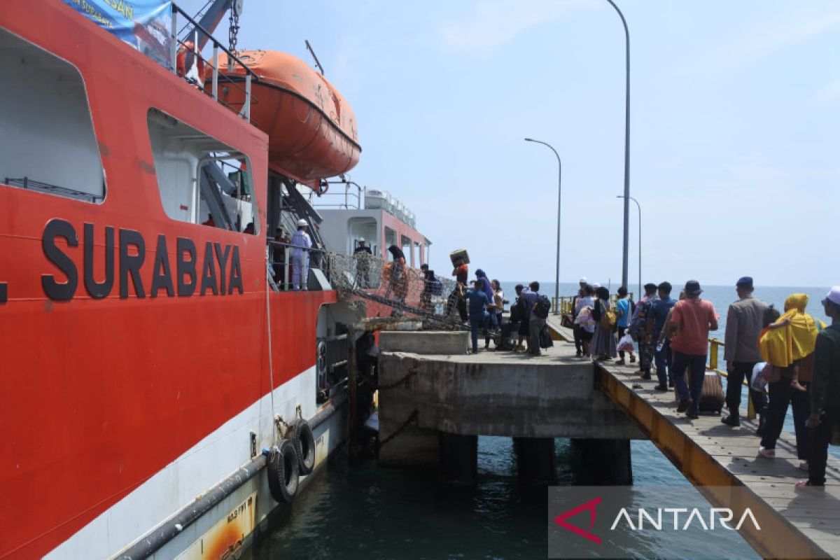 Kapal Latih Bung Tomo angkut pemudik Situbondo-Madura urai penumpukan