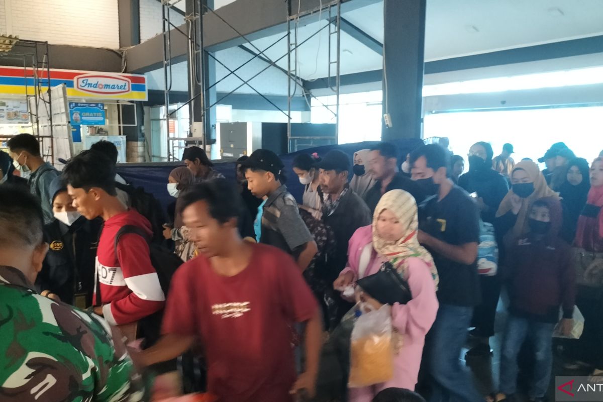 Penumpang pejalan kaki pada H-6 mulai padati Pelabuhan Bakauheni