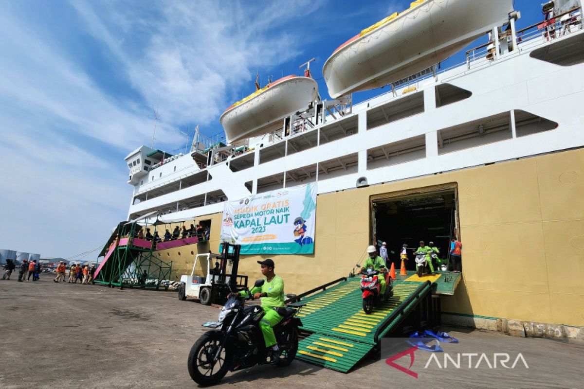 KM Dobonsolo angkut 1.100 pemudik bersepeda motor tiba di Pelabuhan Tanjung Emas Semarang