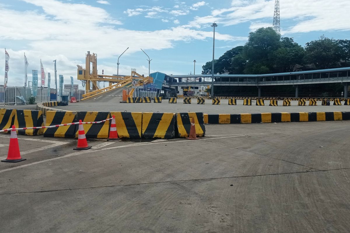 Dermaga Pelabuhan Merak tampak sepi pada siang hari