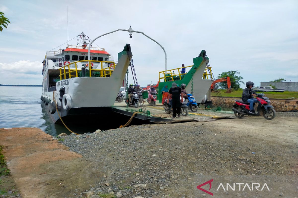 ARUS MUDIK: Penumpang Kapal Fery Setagen -Tarjun tak ada kenaikan jumlah penumpang