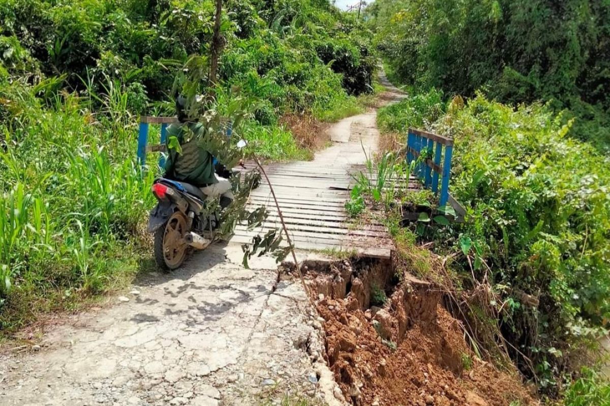 Akses jalan Desa Belimbing Kapuas Hulu nyaris putus akibat longsor