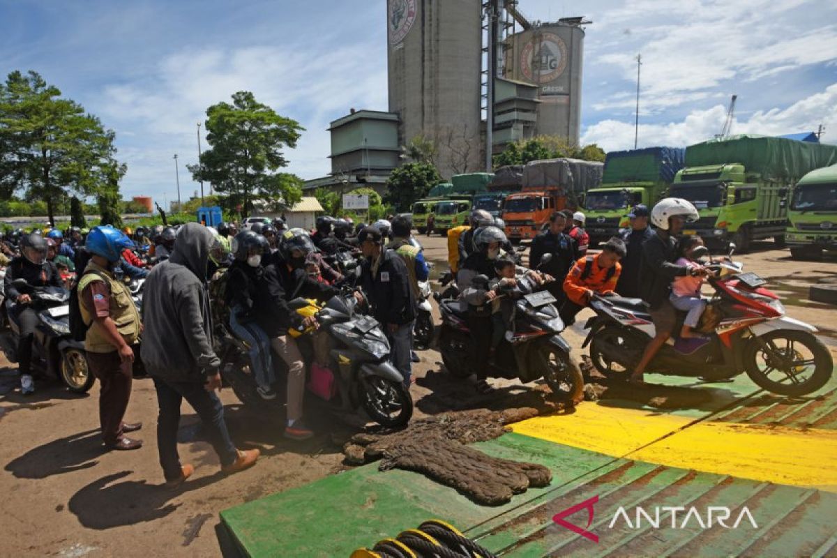 Pemudik Bersepeda Motor Tujuan Pulau Sumatera - ANTARA News