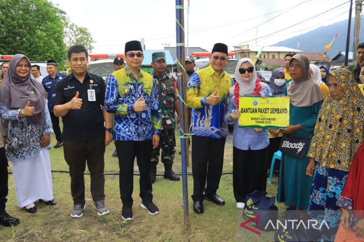 Bupati, wabub di dampingi ketua TP.PKK serahkan bantuan di dua Kecamatan.