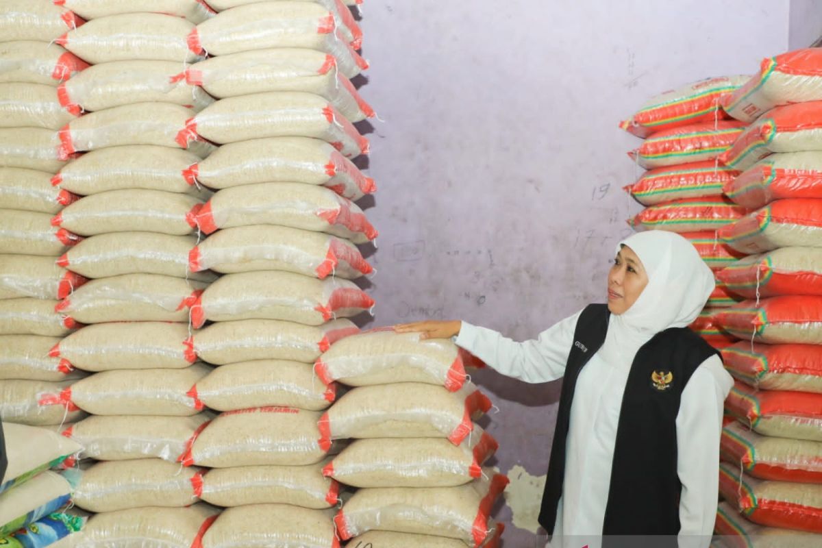 Gubernur Khofifah salurkan cadangan pangan 102.753 ton beras