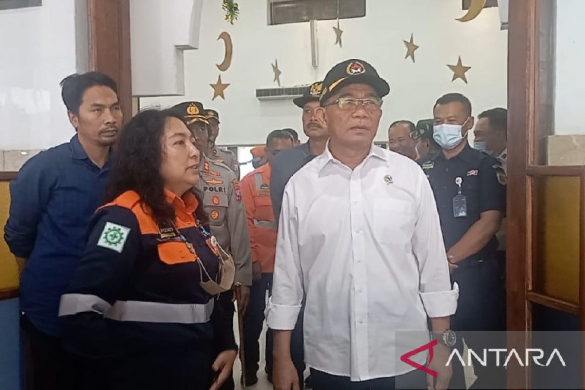 Menko Muhadjir cek Kesiapan mudik Lebaran 2023 di Stasiun Madiun