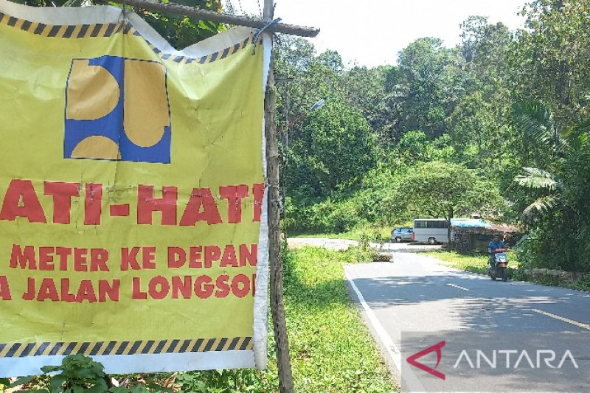 Hati-hati! Separuh badan jalan jalur Lintas Tengah Sumatera di Tapsel amblas