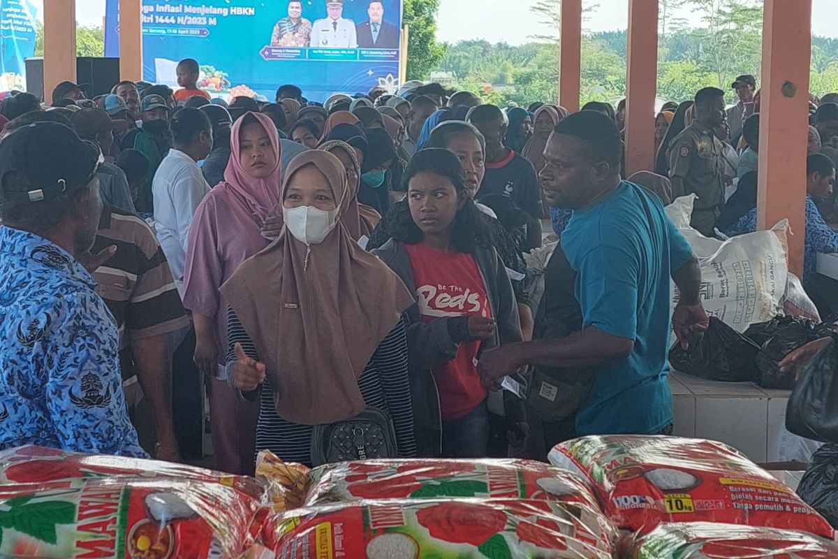 Kabupaten Sorong gelar pasar murah kendalikan inflasi jelang Idul Fitri