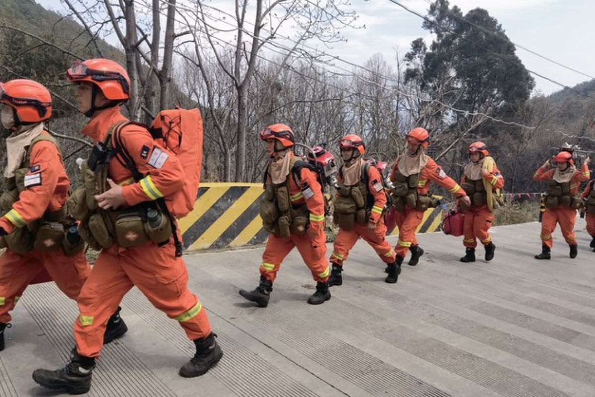 Ribuan petugas berupaya padamkan kebakaran hutan di Yunnan-China