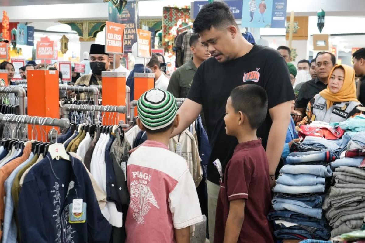 Wali Kota Medan biayai 100 anak yatim dhuafa belanja pakaian Lebaran