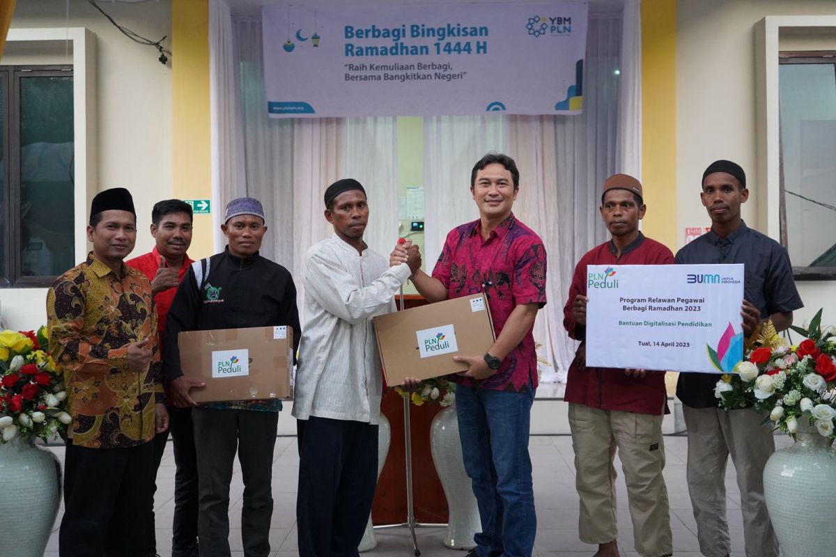 PLN Maluku-Maluku Utara salurkan bantuan pendidikan ke ponpes Hidayatullah