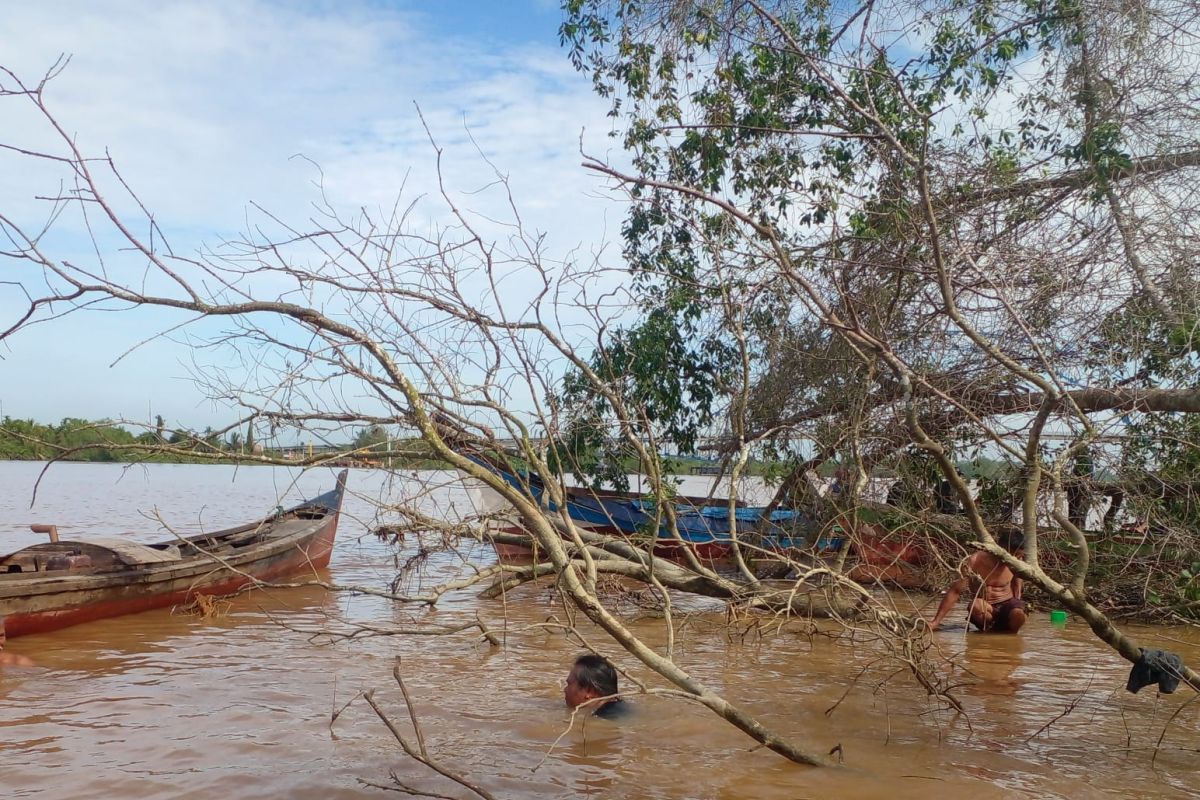 Pompong bawa buah pinang tenggelam satu orang hilang