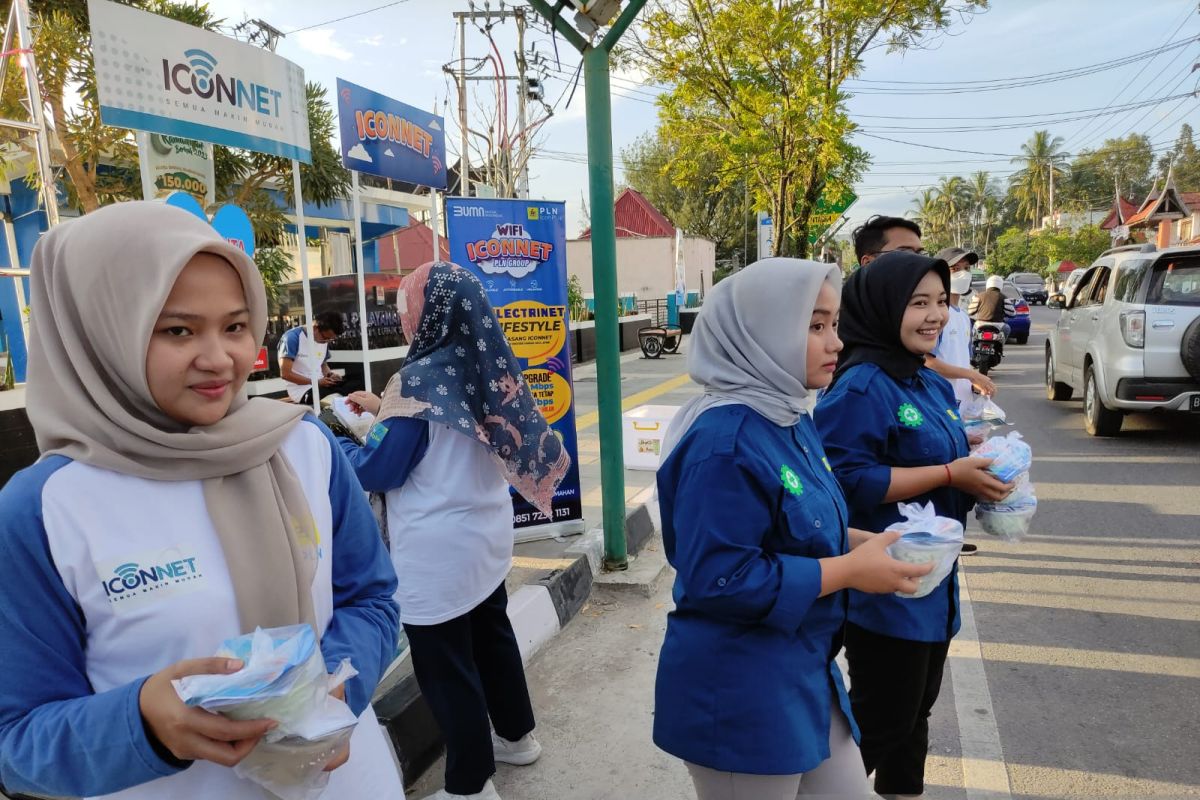 PLN UP3 Solok berbagi ratusan takjil gratis