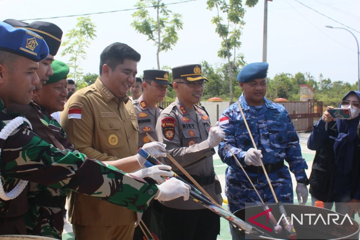 Polres Bintan musnahkan ratusan botol minuman keras dan petasan