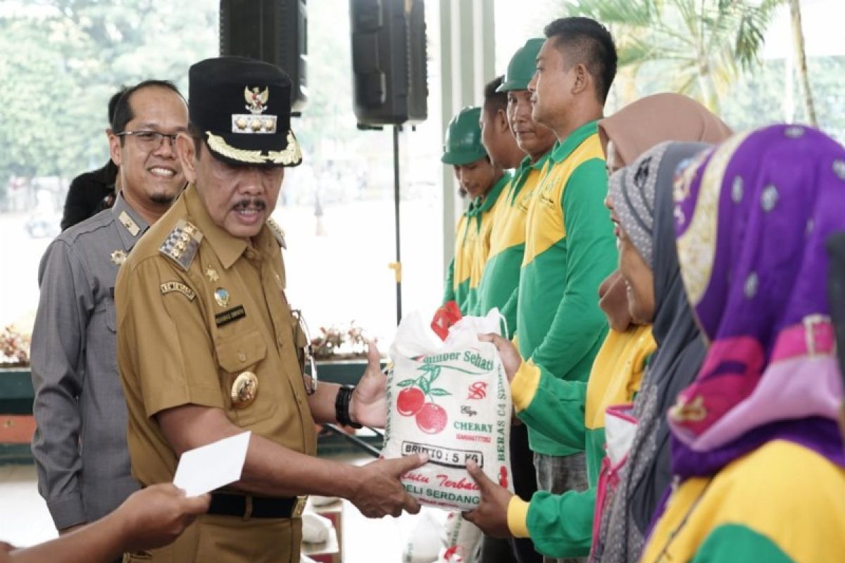 Pemkot Tebing Tinggi beri bantuan tali asih kepada petugas kebersihan dan non ASN