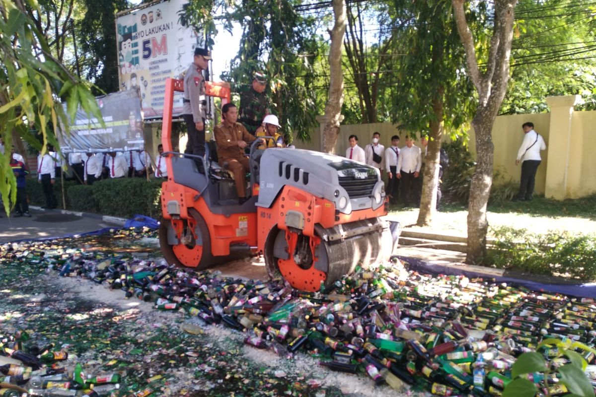 Pj Gubernur dan Kapolda Banten musnahkan 24 ribu botol minuman keras