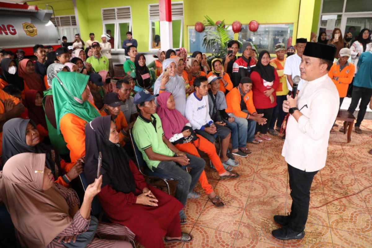 458 petugas kebersihan di Bantaeng menerima paket Ramadhan