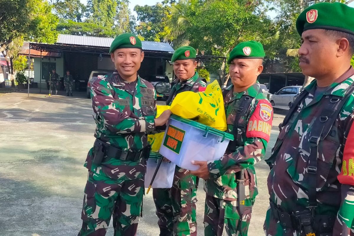 Kasad TNI memberikan bingkisan THR bagi anggota Kodim Lombok Tengah