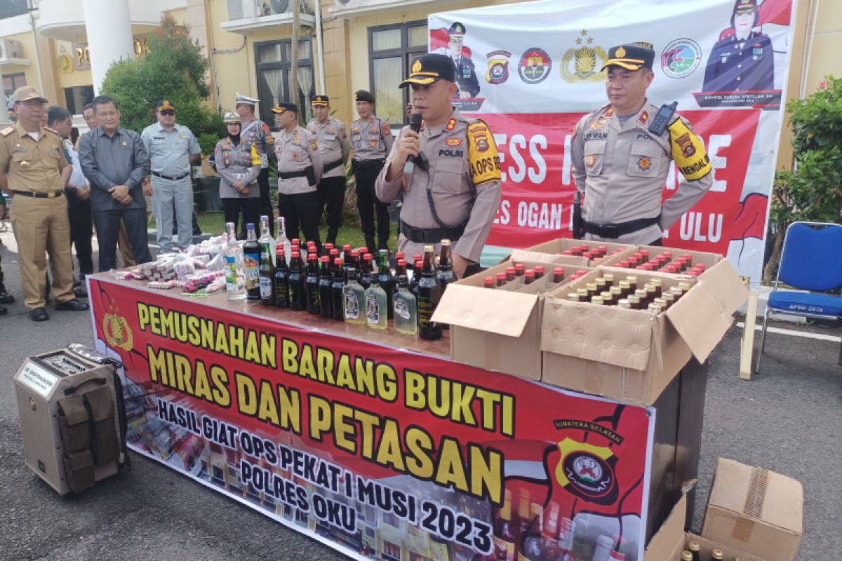 Polres OKU musnahkan petasan dan miras sitaan operasi selama Ramadhan