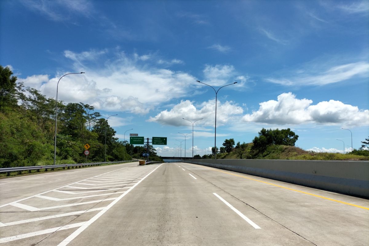 Arus Mudik - Jalan Tol Trans Sumatera lengang kendaraan pemudik pada H-5
