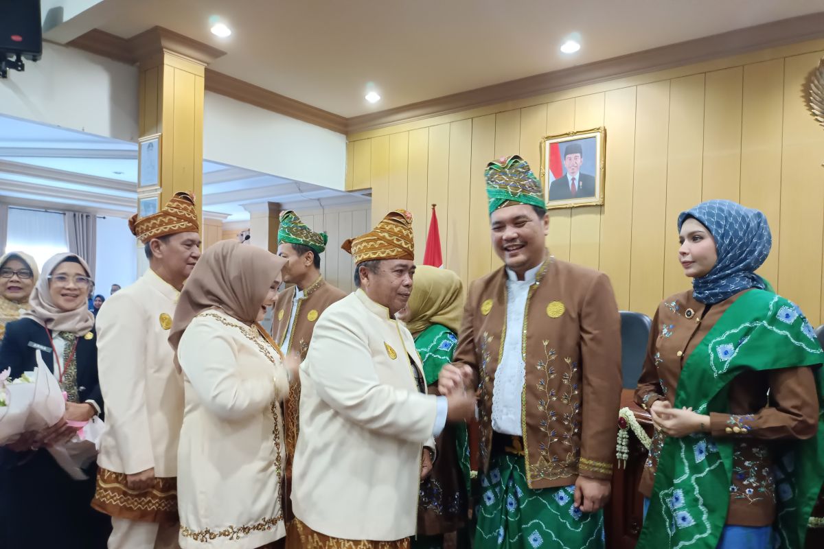 Foto - Anggota DPRD Banjarbaru ucapkan Hari Jadi Kota kepada Wali Kota