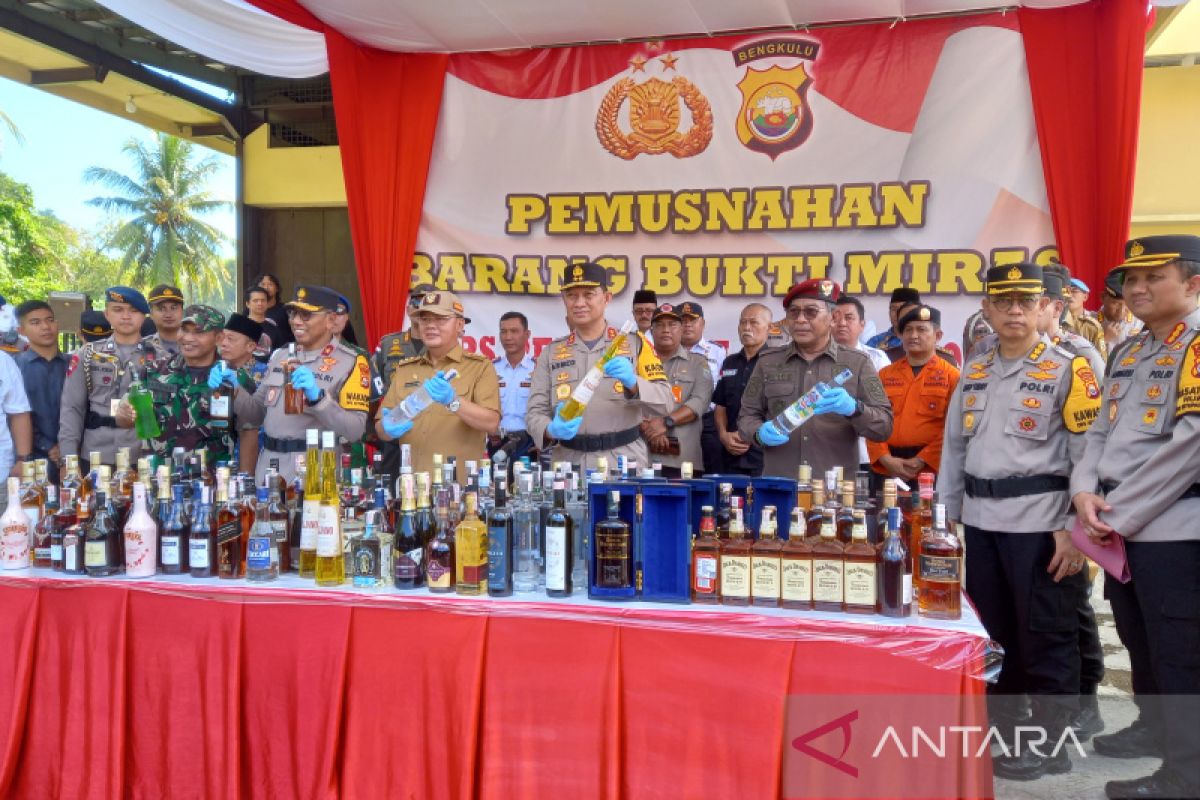 Polda dan Gubernur Bengkulu musnahkan 3.357 botol miras berbagai merek
