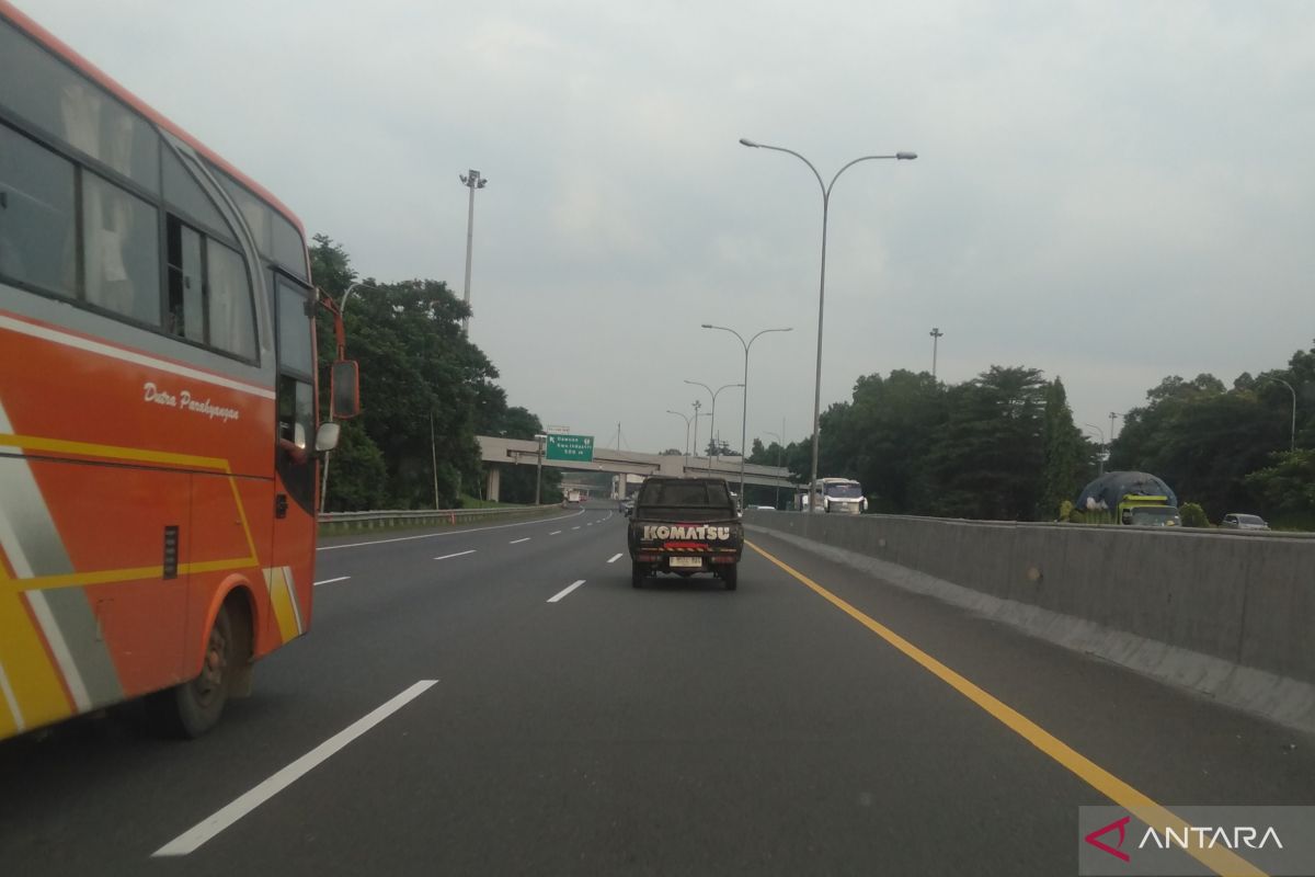 Arus jalan Tol Jakarta-Cikampek ke Cipali mulai ramai jelang Lebaran