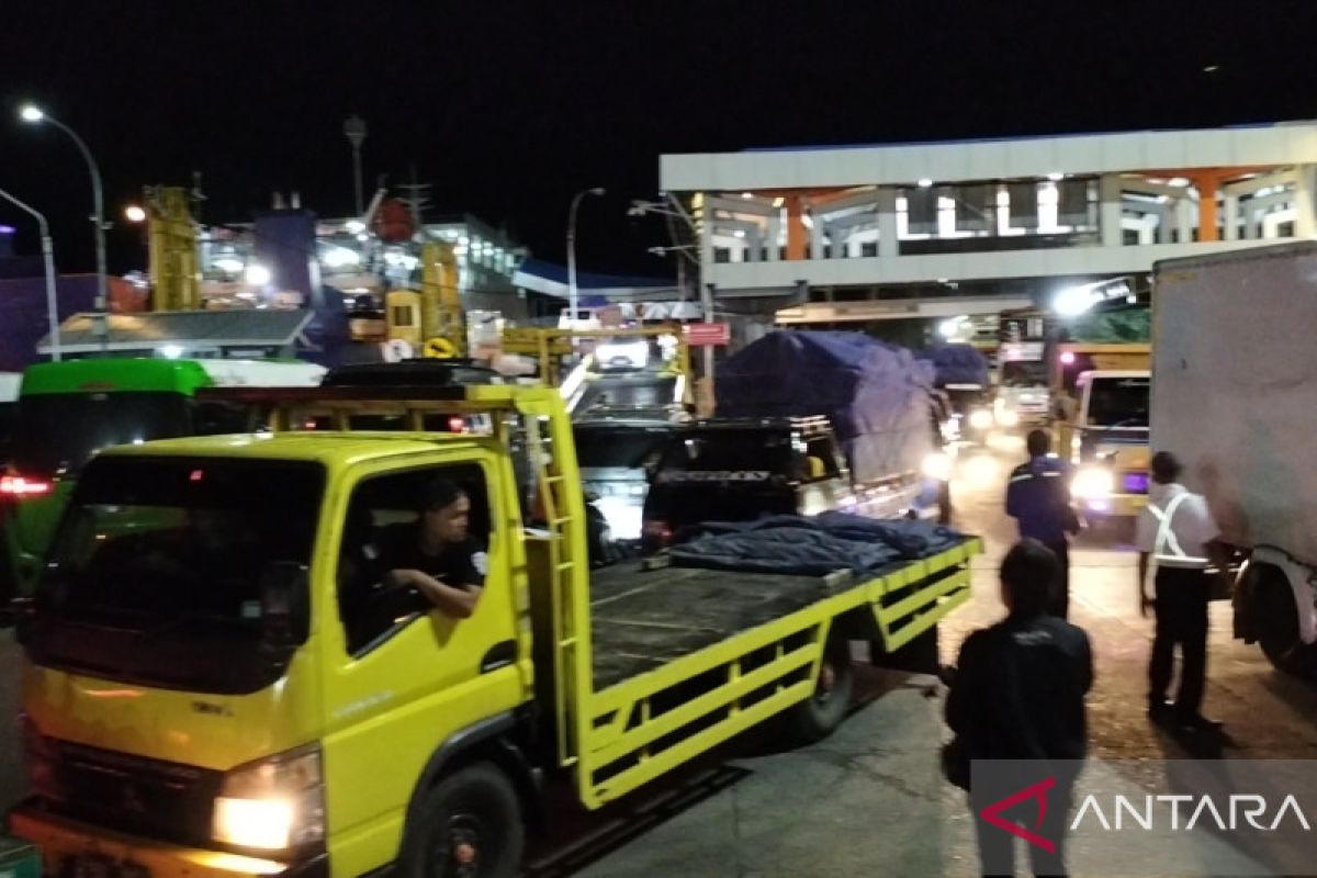 Pelabuhan Bakauheni dipadati kendaraan pada H-5 saat malam hari