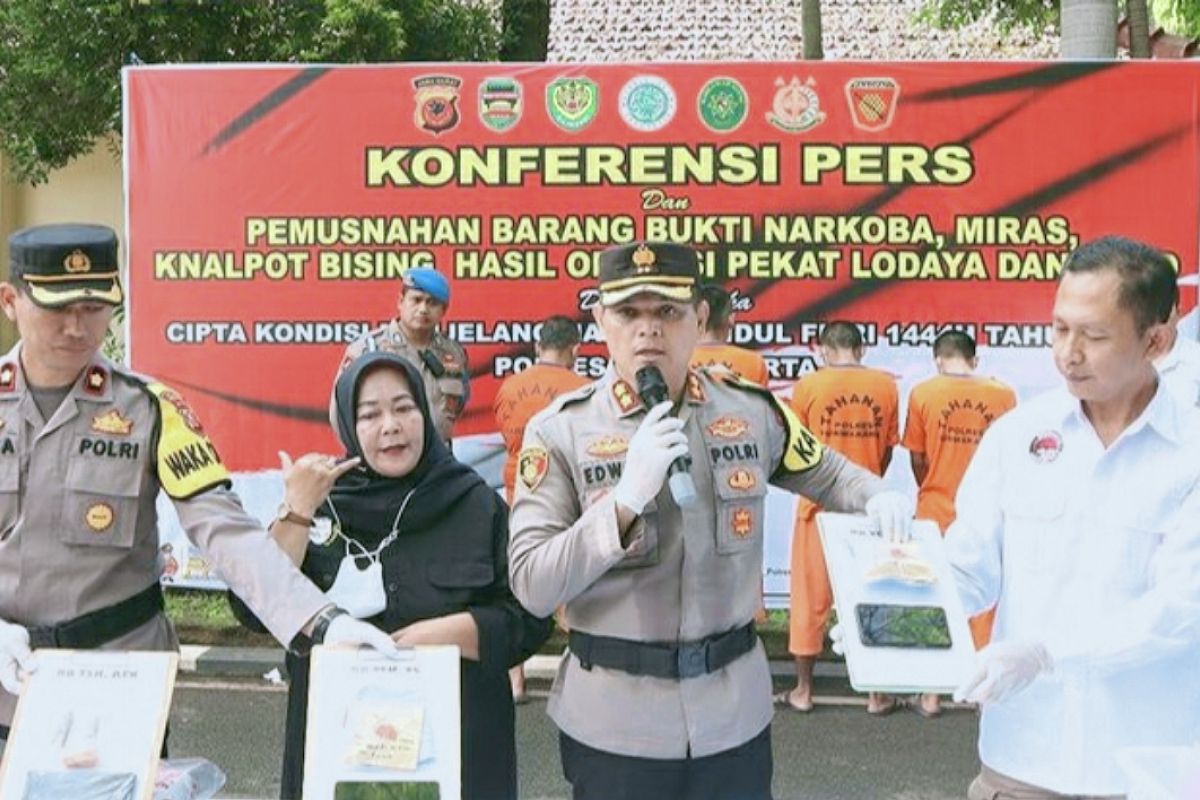 Polres Purwakarta tangkap pasangan suami-isteri pengedar ganja