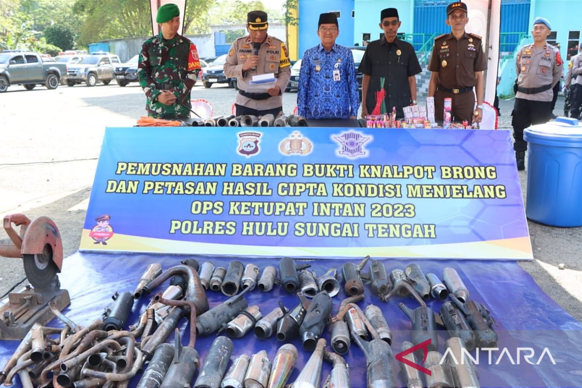 Polres HST musnahkan puluhan buah knalpot brong dan petasan