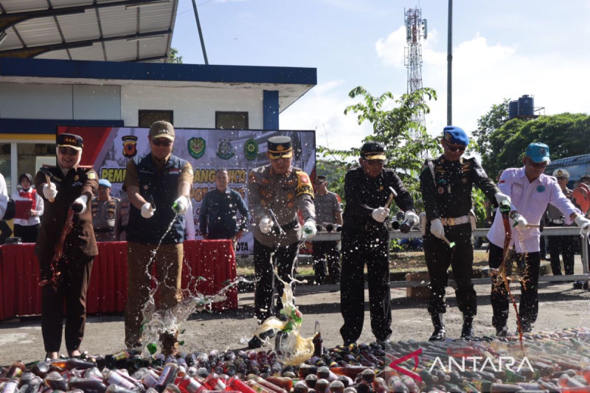 Forkopimda Sukabumi musnahkan ribuan botol miras dan ratusan knalpot bising