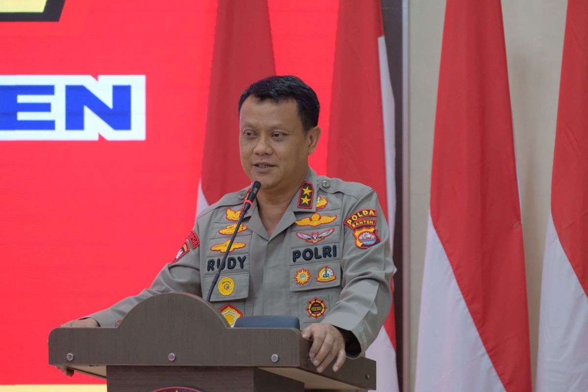 Aparat Polda Banten urai antrean panjang truk menuju Pelabuhan Ciwandan