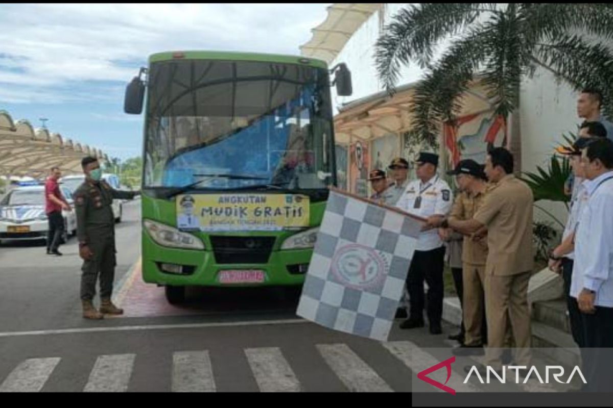 Bupati Bangka Tengah lepas tiga bus pemudik gratis