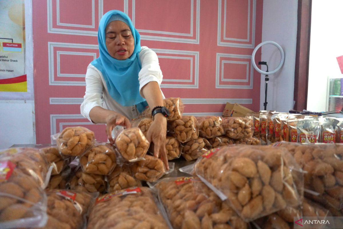 Pedagang kue kering di Gorontalo tambah produksi jelang Lebaran