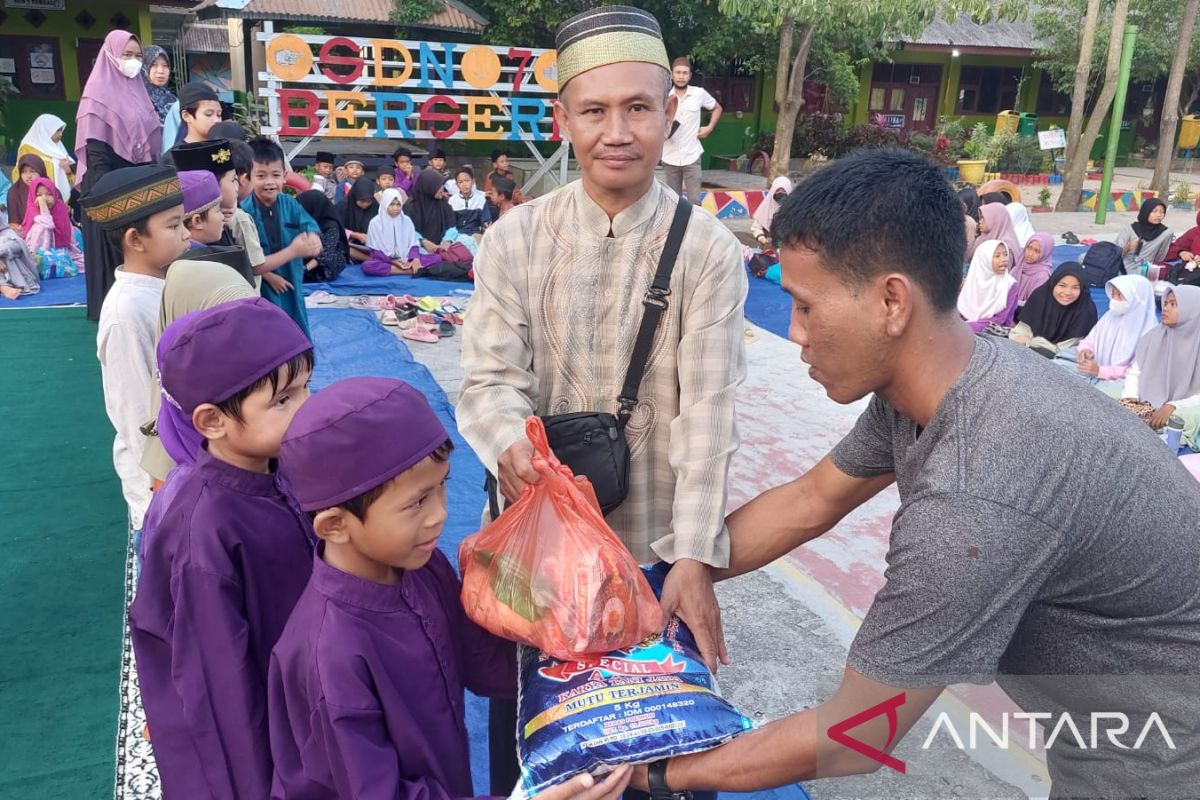 SDN 7 Toboali gelar program berbagi berkah Ramadhan 1444 H