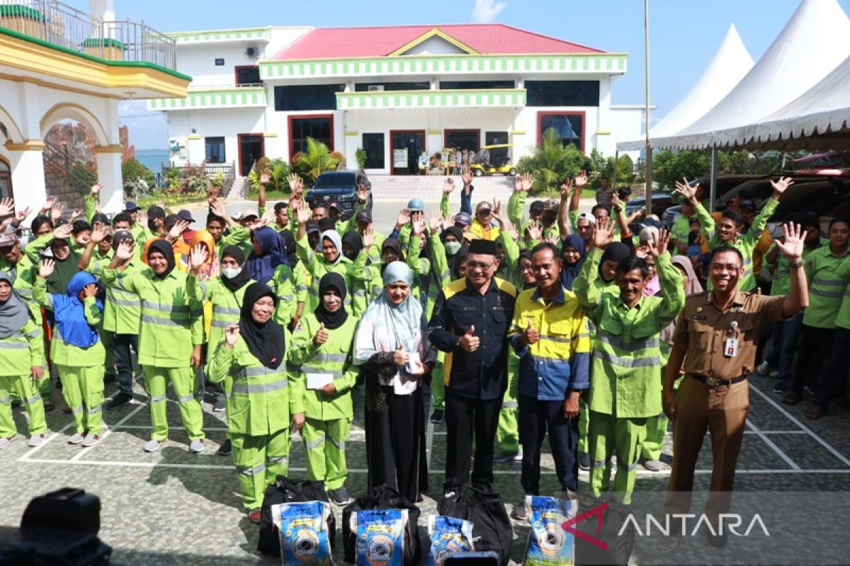 Bupati Kotabaru serahkan bansos paket sembako ke petugas kebersihan