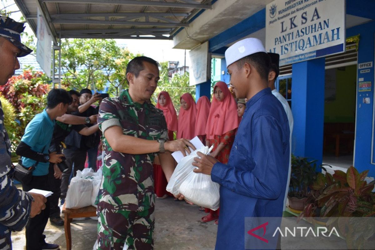 Lanal Kotabaru berbagi paket sembako kepada warga menjelang lebaran