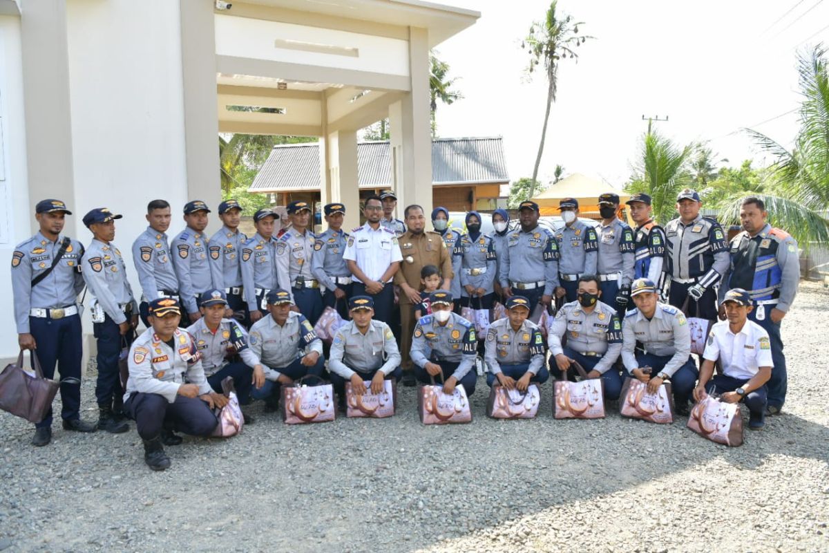 Bertugas selama Ramadhaan, Pj Bupati bagikan paket untuk 38 Personel Dishub