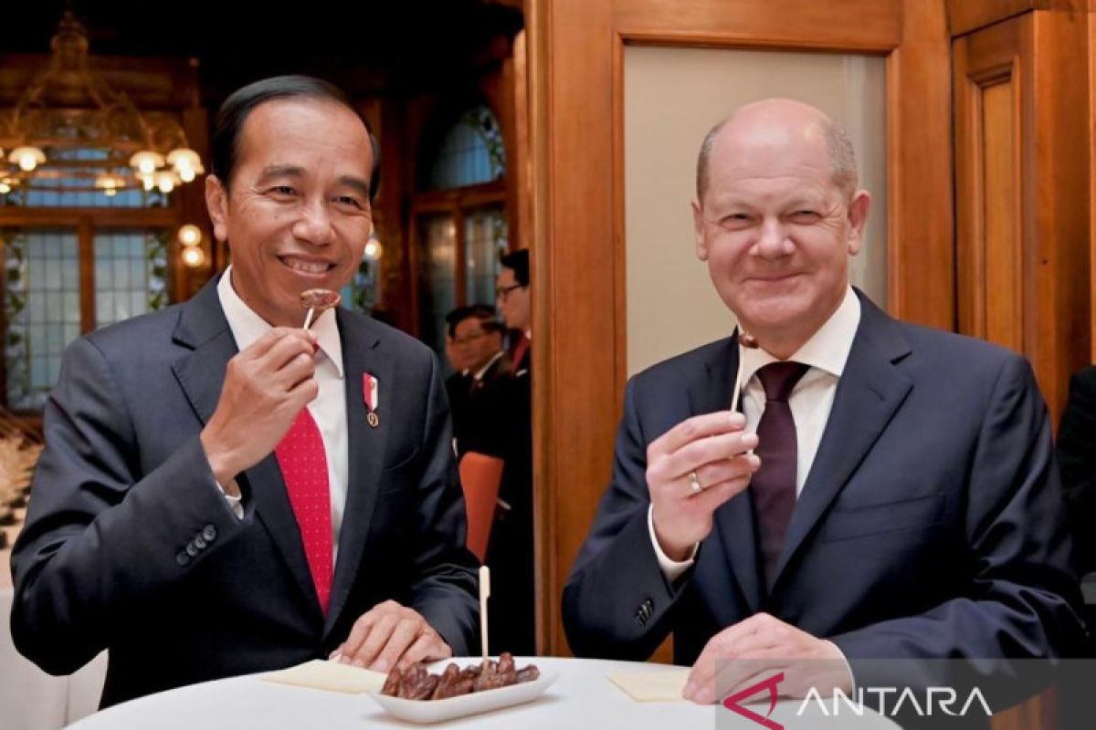 Presiden Jokowi ditemani Kanselir Jerman buka puasa dengan kurma di Hannover