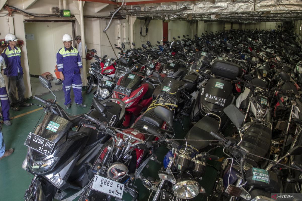 Ribuan pemilir motor gratis tiba di Pelabuhan Tanjung Priok