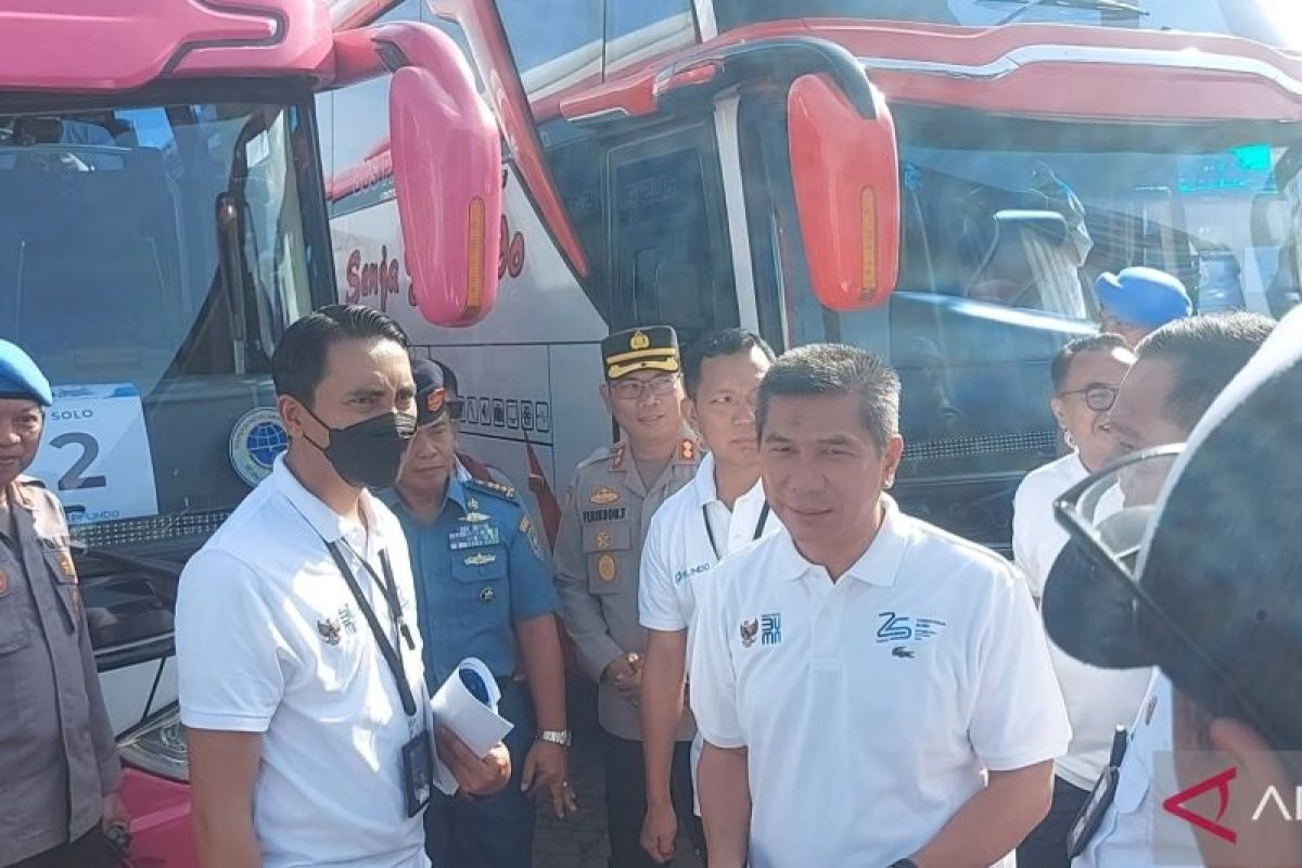 Dirut Pelindo Arif Suhartono cek tempat duduk bus mudik gratis