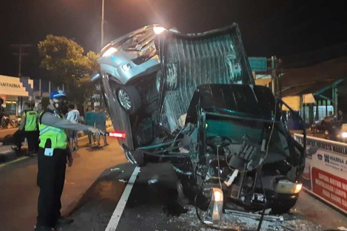 Enam mobil tabrakan beruntun di Magelang, satu terluka