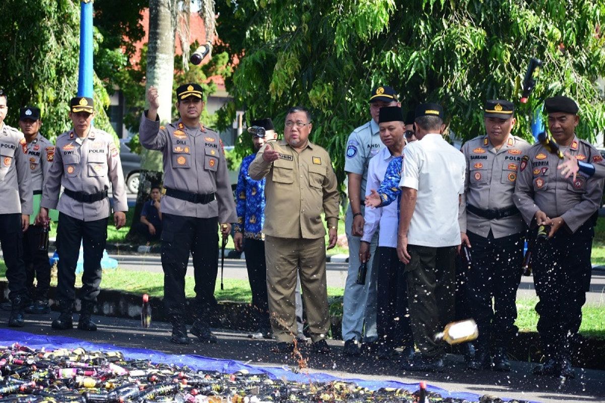 Jelang lebaran Forkopimda OKI musnahkan ribuan botol miras dan petasan