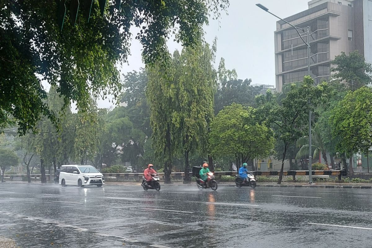 Sebagian wilayah Jakarta berpotensi hujan intensitas ringan pada siang