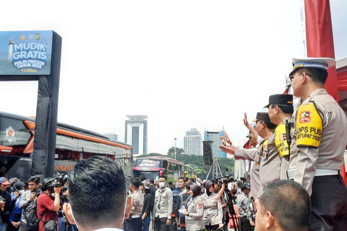 Kapolri Listyo-Menhub Budi lepas keberangkatan 23.439 pemudik tujuan Pulau Jawa