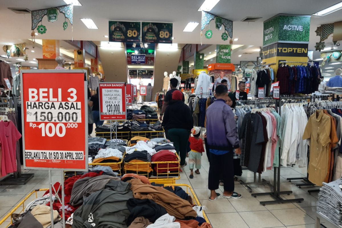 Warga di Tanjungpinang belanjakan THR beli pakaian Lebaran