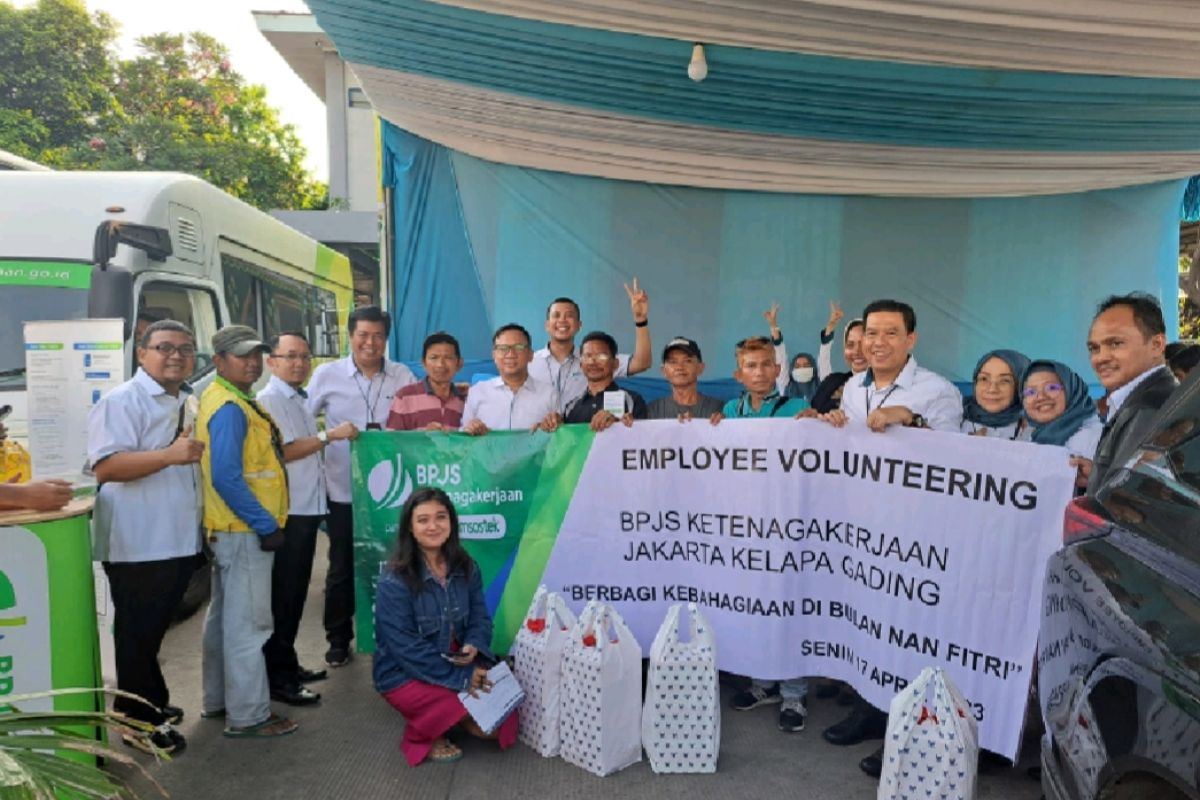 BPJAMSOSTEK bagikan seratusan nasi kotak dan takjil di Tanjung Priok