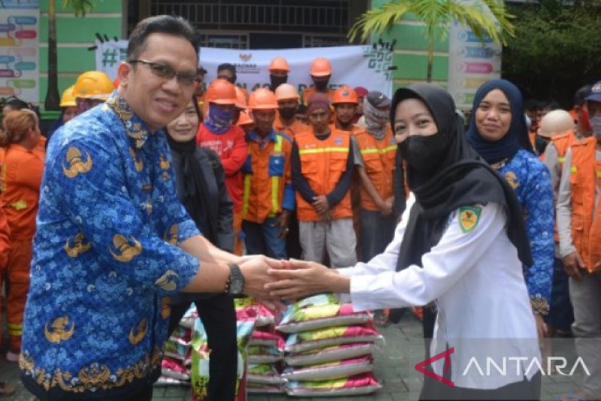 Baznas salurkan 41 ton beras untuk petugas kebersihan di Makassar