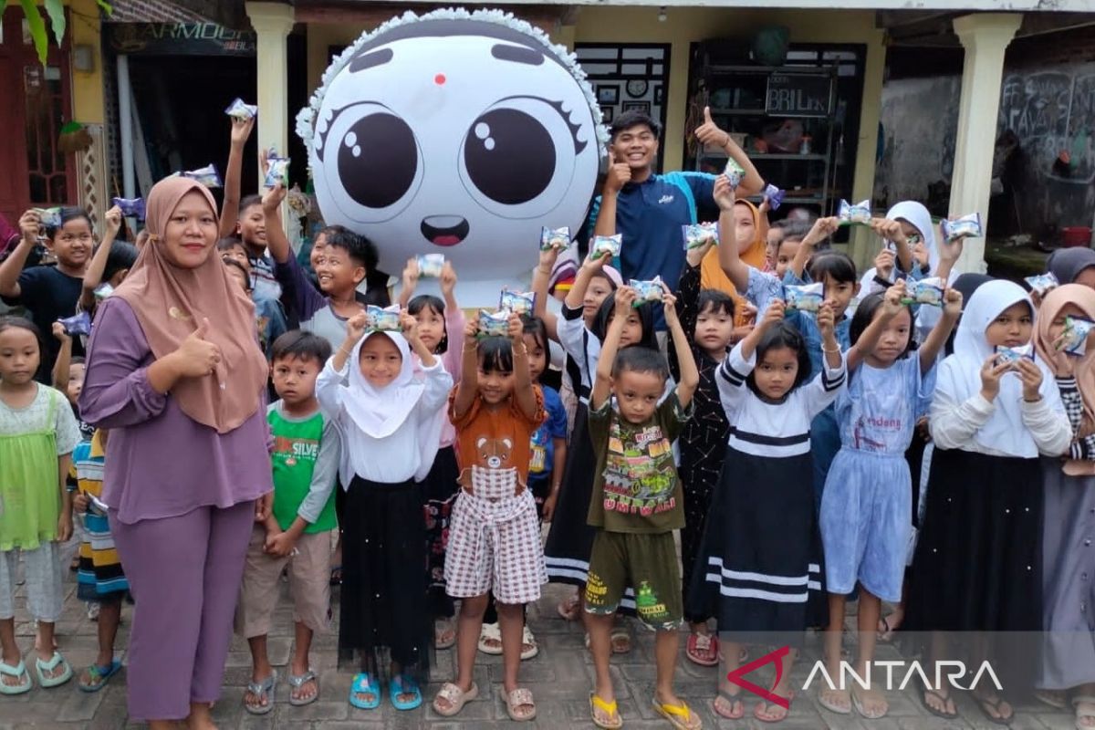 Aice bagikan ratusan ribu es krim ke puluhan desa di Indonesia