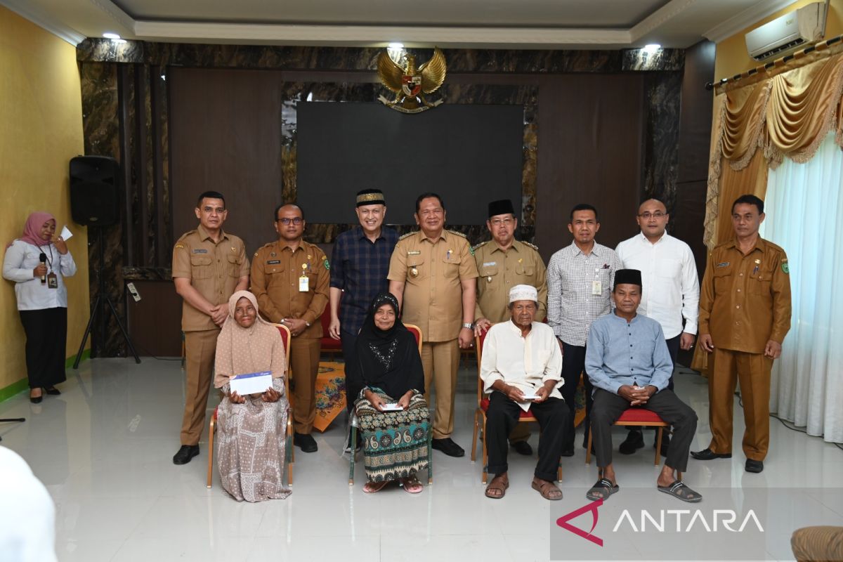 Wali kota bersama Bank Sumut Padang Sidempuan salurkan zakat harta